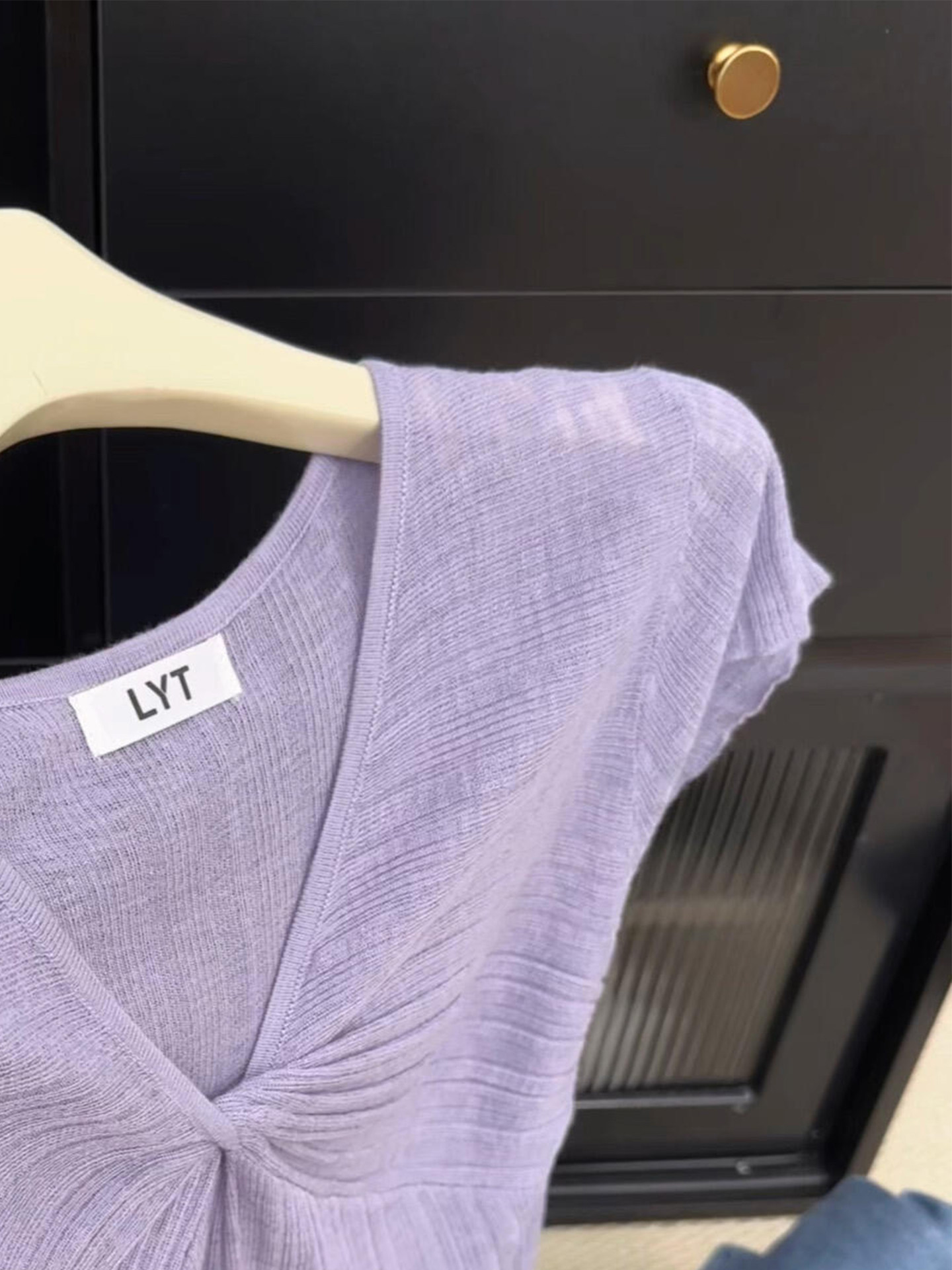 Áo thun nữ cổ V tay ngắn thiết kế ôm nhẹ phong cách Mỹ — màu tím chi tiết 4