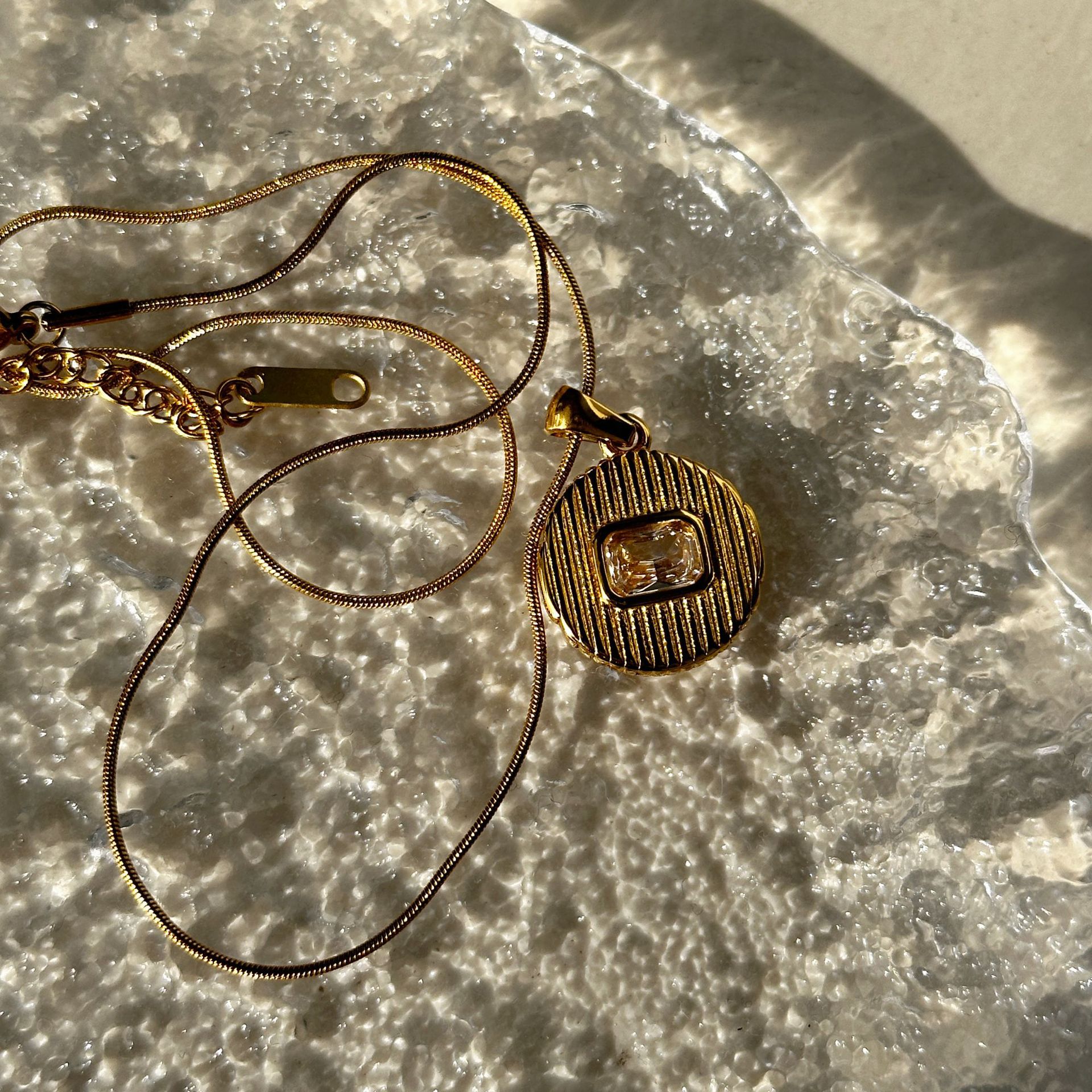 Wholesale Retro Round Titanium Steel Zircon Pendant Necklace_colorza_9