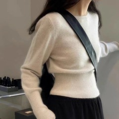 気品の高い腰の短いカシミヤのニットの女性の秋冬のゆったりしているのが見えます。