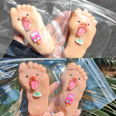 大きな舌を出す大きな足のカニボスのピンチでストレス解消、ネット有名人の足のピンチおもちゃ、ネット有名人のホットモデル