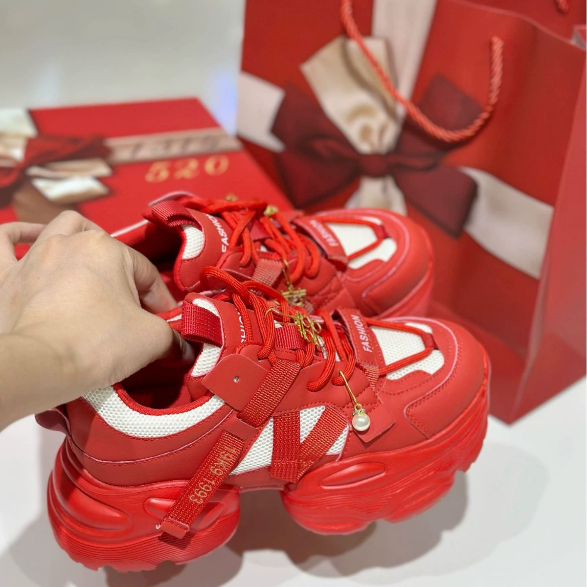 Кроссовки Dad для женщин, трендовые в Instagram, 2025, для миниатюрных женщин, подошва из пеноматериала 5 см, красные спортивные повседневные свадебные туфли, ретро-стиль, модный бренд.