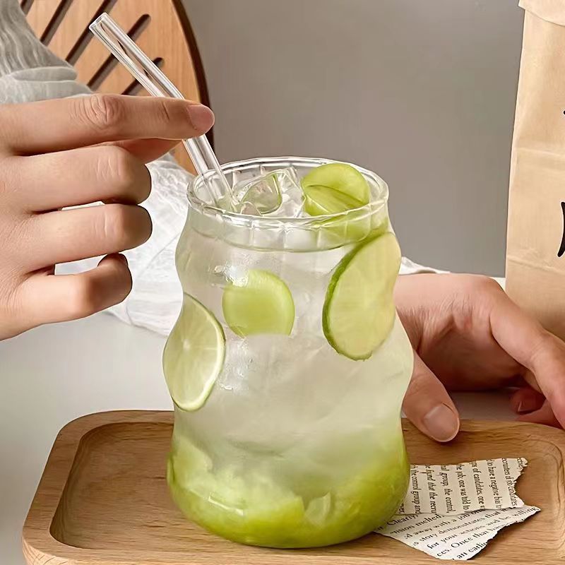 Taza de vidrio de café estilo ins para mujer de alto valor con pajita Taza de agua para el hogar Taza de jugo Bebida fría Taza de té de leche