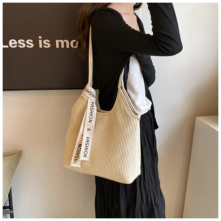 Borsa tote semplice e alla moda per le donne 2024 nuova borsa a tracolla casual alla moda in stile coreano di grande capacità, sensazione di alta qualità_voghion.com