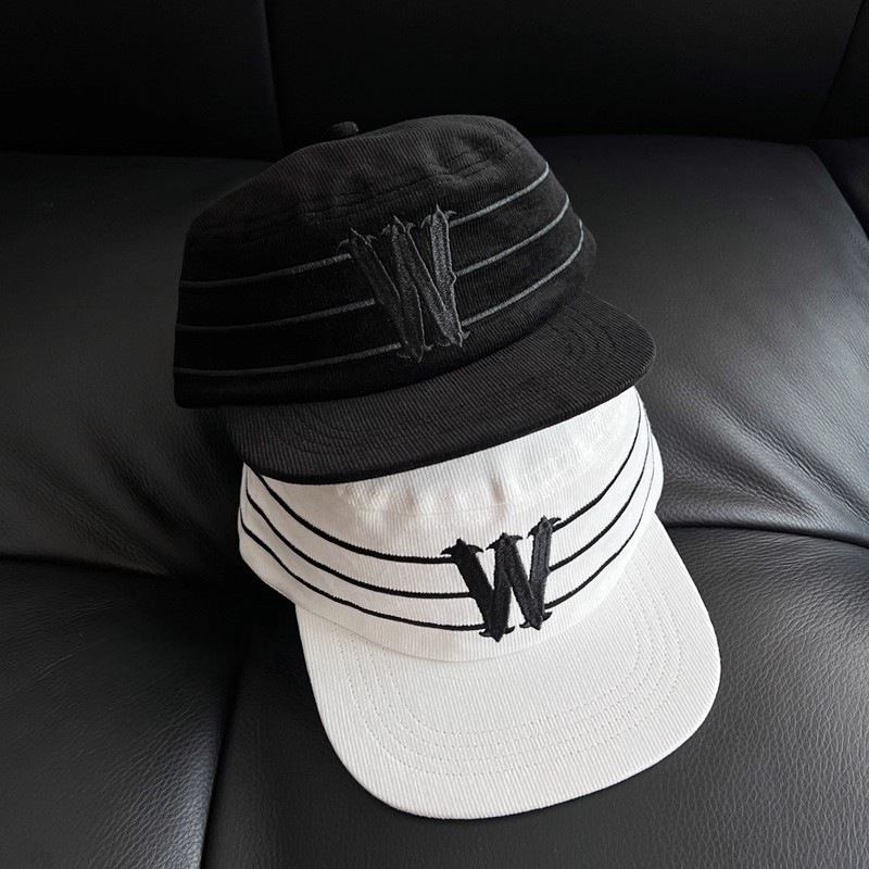 Cappello a tesa piatta a righe stile americano con lettera 3d_voghion.com