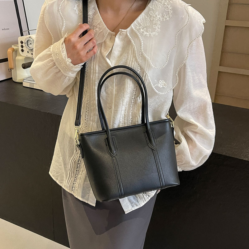 Bolso de mano de tendencia coreana para mujeres verano 2024 nuevo tipo de bolso de hombro para viajar al trabajo bolso de cubo de gran capacidad