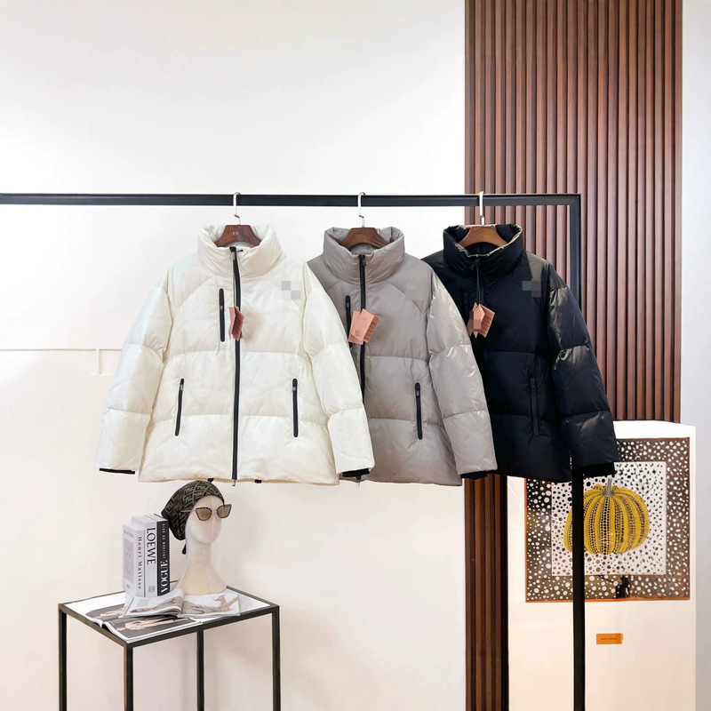 2026 Miu Miu's new autumn and winter women's outdoor down jacket with hood, stylish high-end ski wear 2026 Miu Miu's new autumn and winter women's outdoor down jacket with hood, stylish high-end ski wear