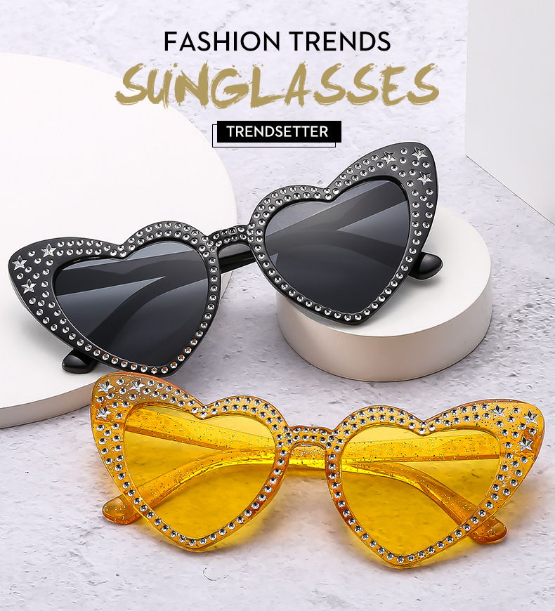 Occhiali da sole a cuore per donna eleganti con strass alla moda_voghion.com