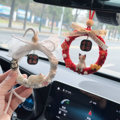 車にバックミラーをかける自動車の中のチェーンが可愛いです。