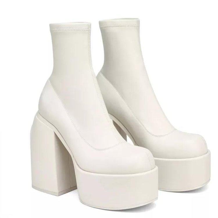 2026 otoño y invierno nuevo estilo de cabeza cuadrada de talón alto tablero impermeable elástico delgado botas delgadas de talla grande para desfilar botas cortas de mujer transfronterizas