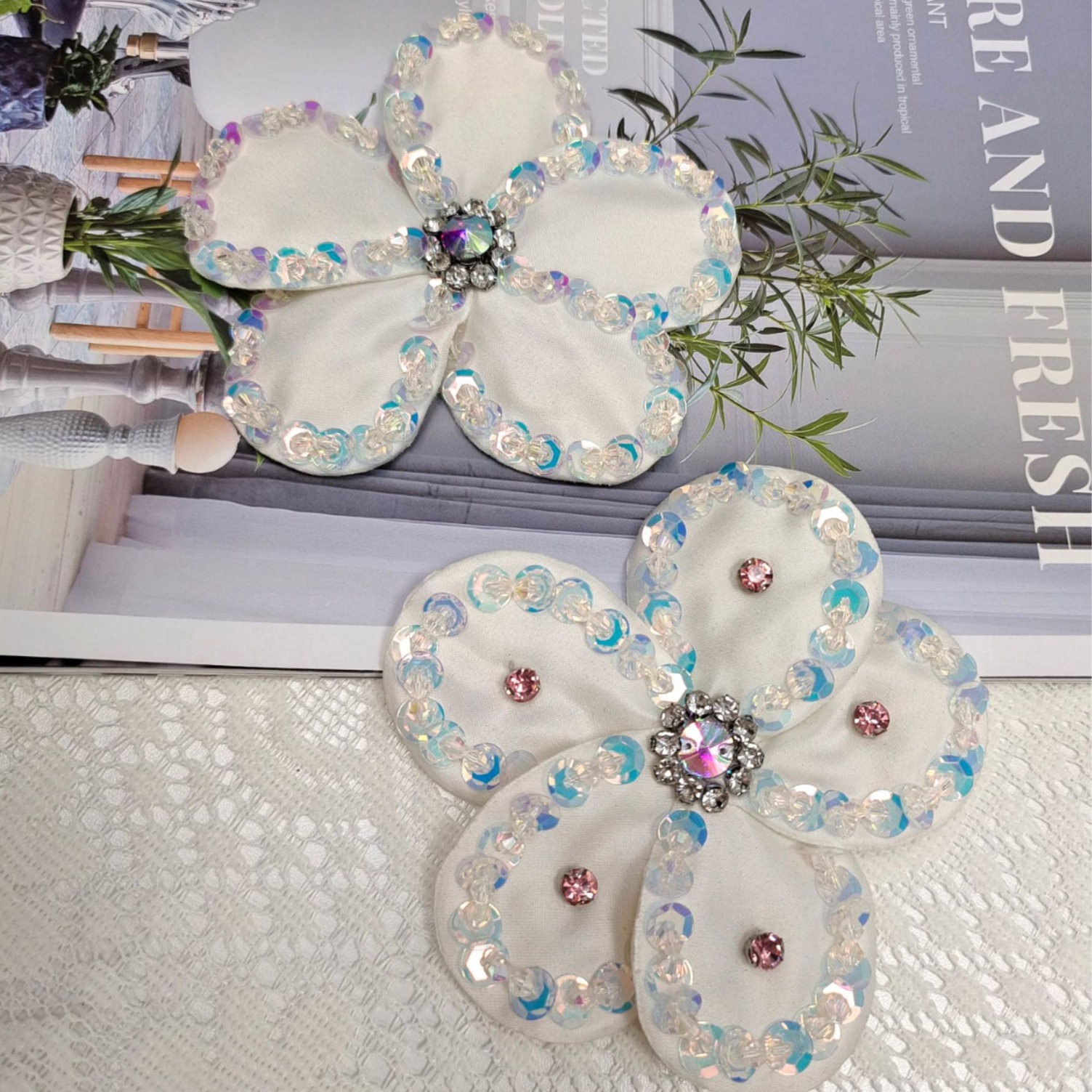 厂家现货手工钉珠五叶花布贴五瓣花胸花自粘胸针diy潮袜服装辅料