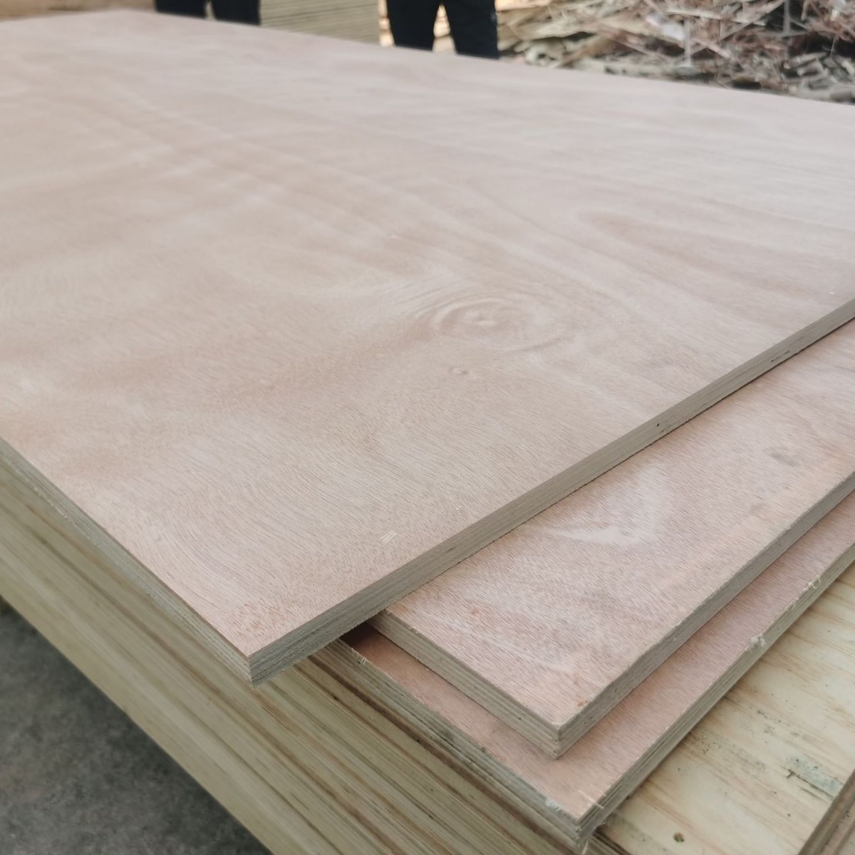 Ventas directas de fábrica de madera de chapa de grano de madera resistente al desgaste, muebles de piso impermeable, paneles encolados multicapa, decoración de interiores al aire libre