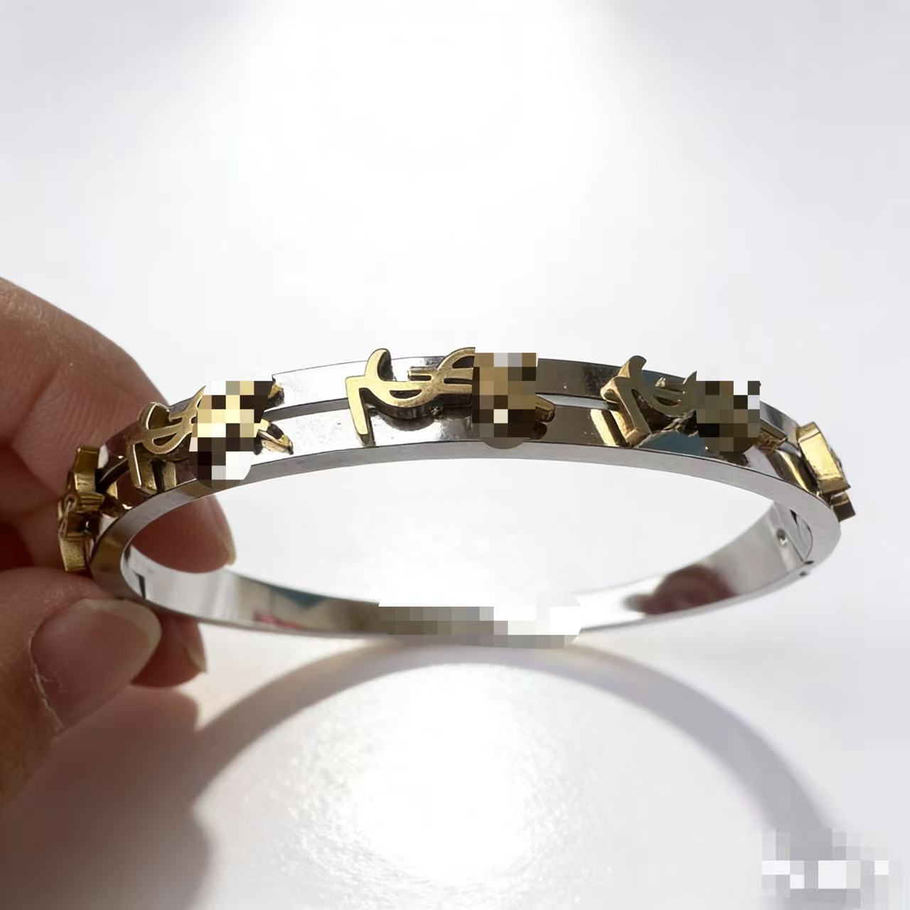 2025 新しいヨーロッパとアメリカのビッグブランドチタン鋼ブレスレット非退色ステンレス鋼ブレスレットバックルオープニングハンドジュエリー卸売