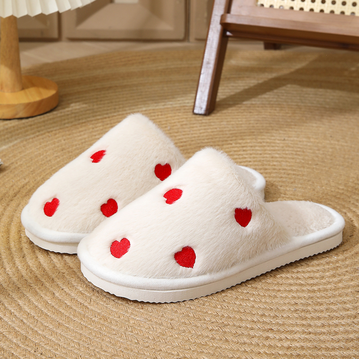 Zapatillas de algodón para mujer en otoño e invierno, zapatillas de algodón de interior de nuevo estilo para el hogar, además de terciopelo para mantener el calor y las zapatillas peludas de amor con