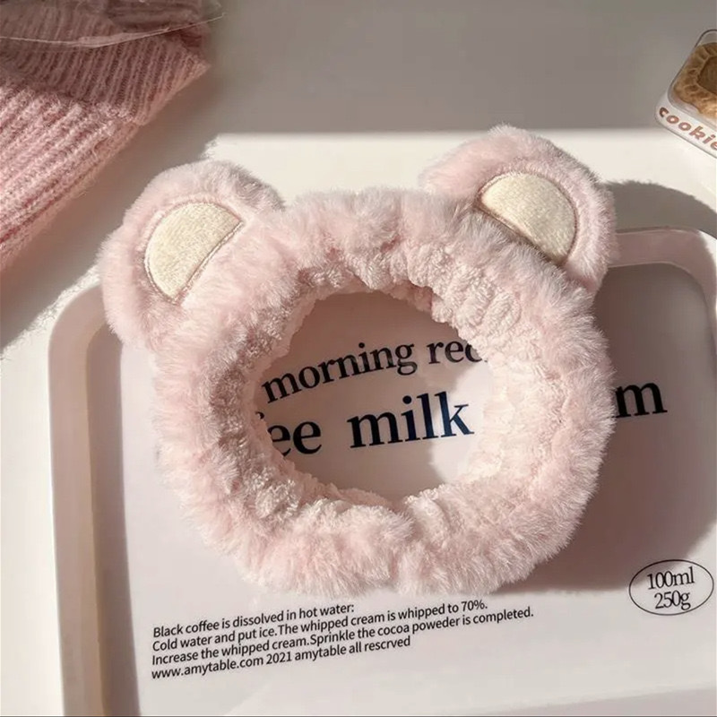 顔を洗って髪を洗って新型の少女の韓国の化粧をつけてマスクの専用のカチューシャをつけます。