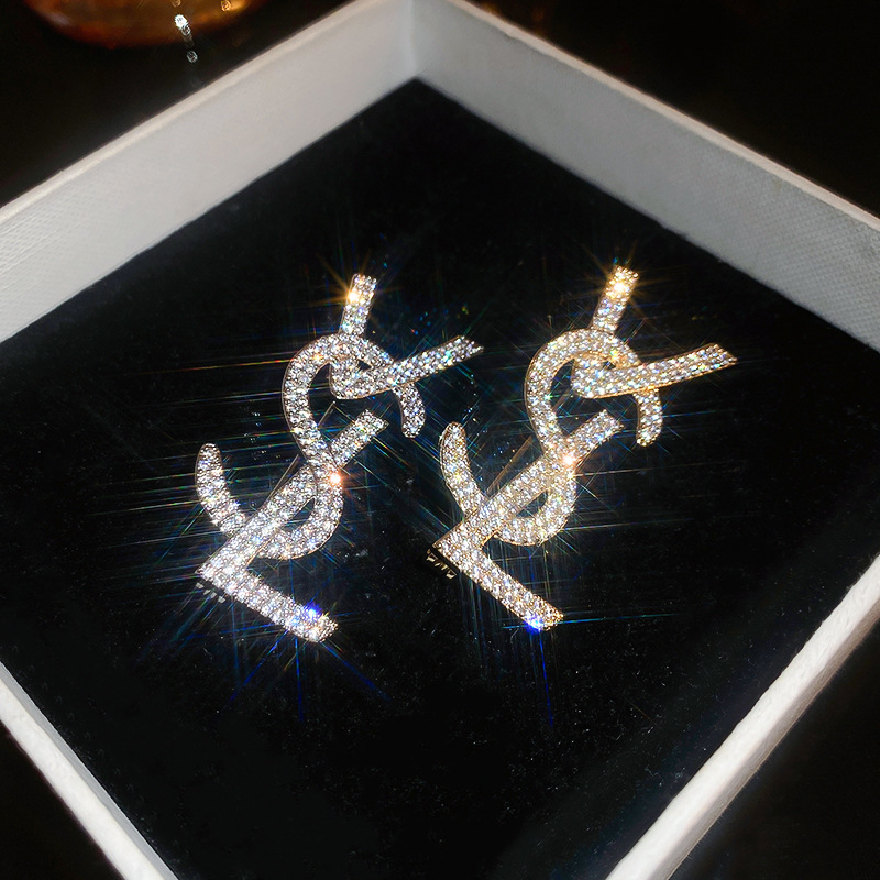 Chanel estilo luz lujo ZIRCON carta broche de moda de alta gama personalidad nicho temperamento suéter pin ramillete para las mujeres