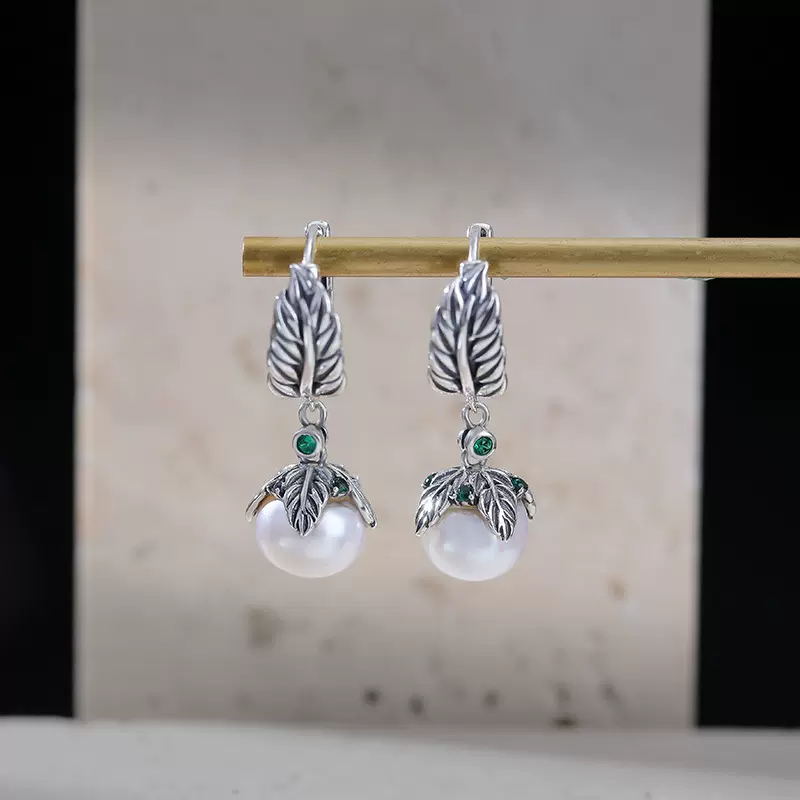 悦宝珠宝S925纯银淡水珍珠复古做旧叶子圆珠耳环新中式树叶银耳坠