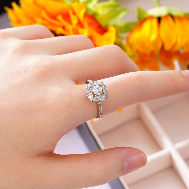 Engagement Ring With Flower Pattern And Zircon Stone For Women_voghion.com