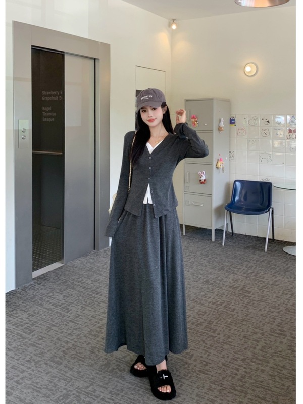 大きいサイズのファッションのスーツの女性の秋の長袖のvネックの偽の2つの上着の太っているMMの高腰のオープンフォークのスカートの2つのセット|undefined