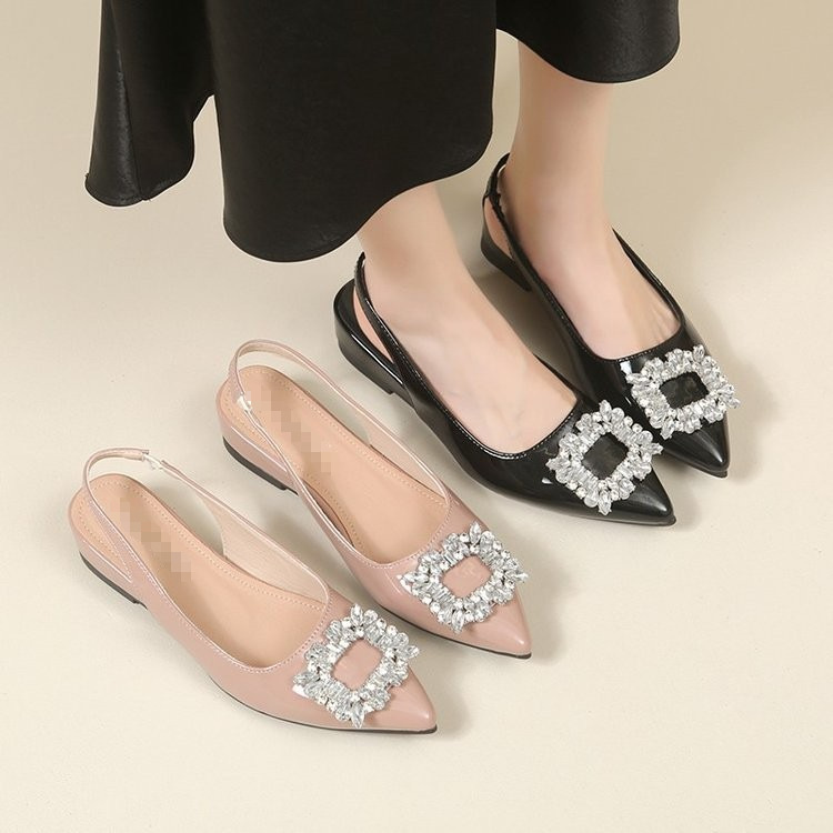 Baotou sandalias de mujer de diamante botón de talón bajo para usar zapatillas frías de verano 2026 nuevo estilo francés con falda puntiaguda detrás de zapatos vacíos