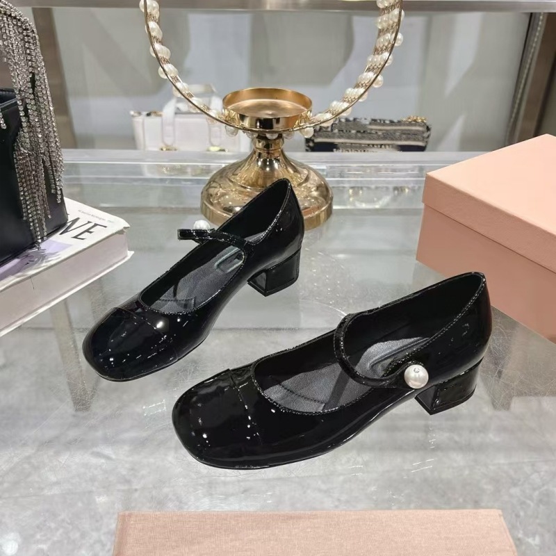 高版miu25春新款方头漆皮珍珠粗跟中跟搭扣珍珠玛丽珍女士单鞋|undefined