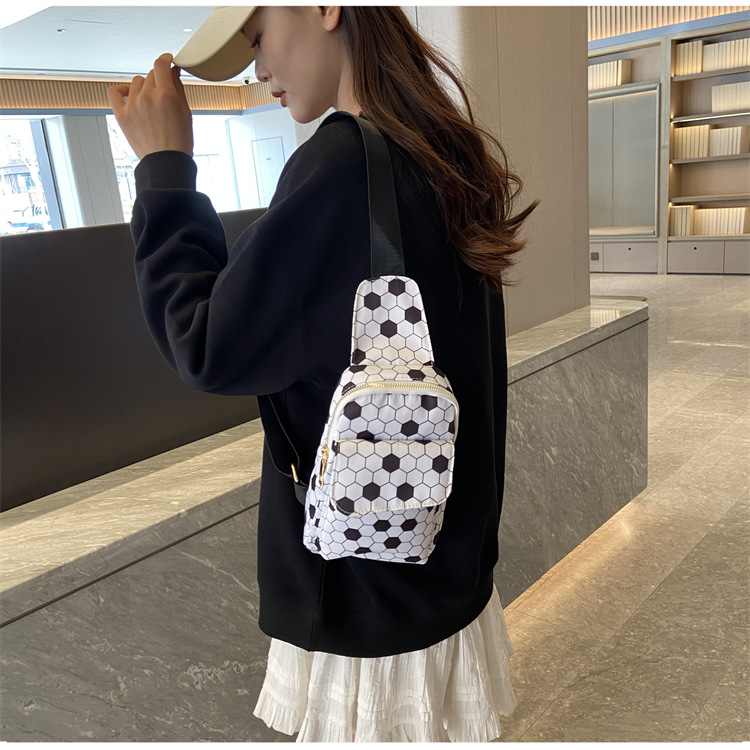 Women's Medium Nylon Ball Streetwear Square Zipper Fanny Pack display picture 24