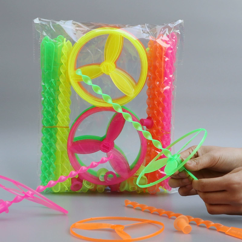 Не светящаяся рука толкает летающую тарелку летающая фея головоломка для детей пластиковая бамбуковая стрекоза