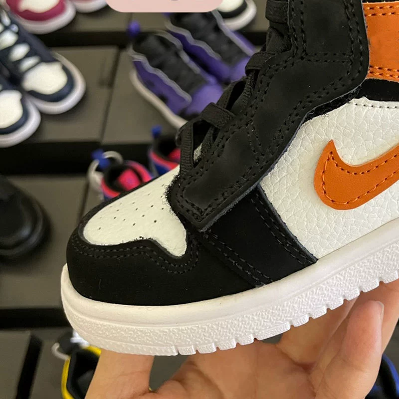 Детские баскетбольные кроссовки 2024 года, средней высоты, на липучках, для мальчиков и девочек, удобные, модные, с мягкой подошвой, для малышей.