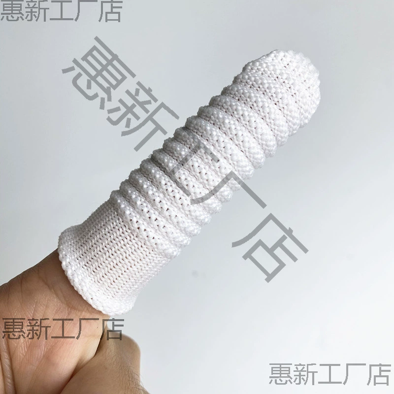 Домашние животные палец чистящие зубы собаки зубы чистят рот, удаляя грязь и камни