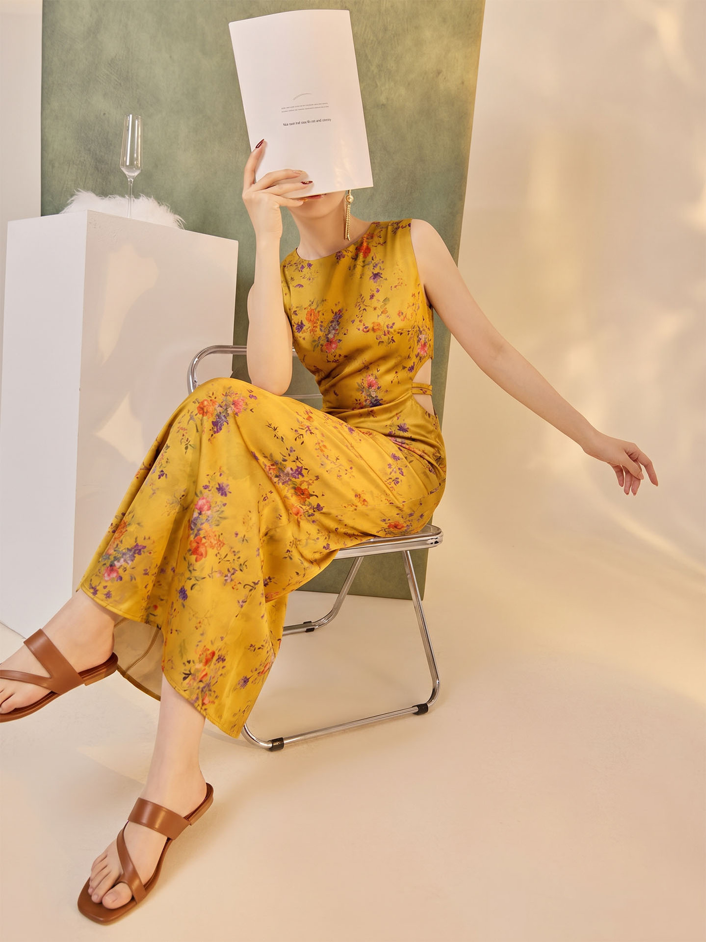 Sườn xám satin in hoa thắt lưng mạ vàng chạm rỗng — màu vàng