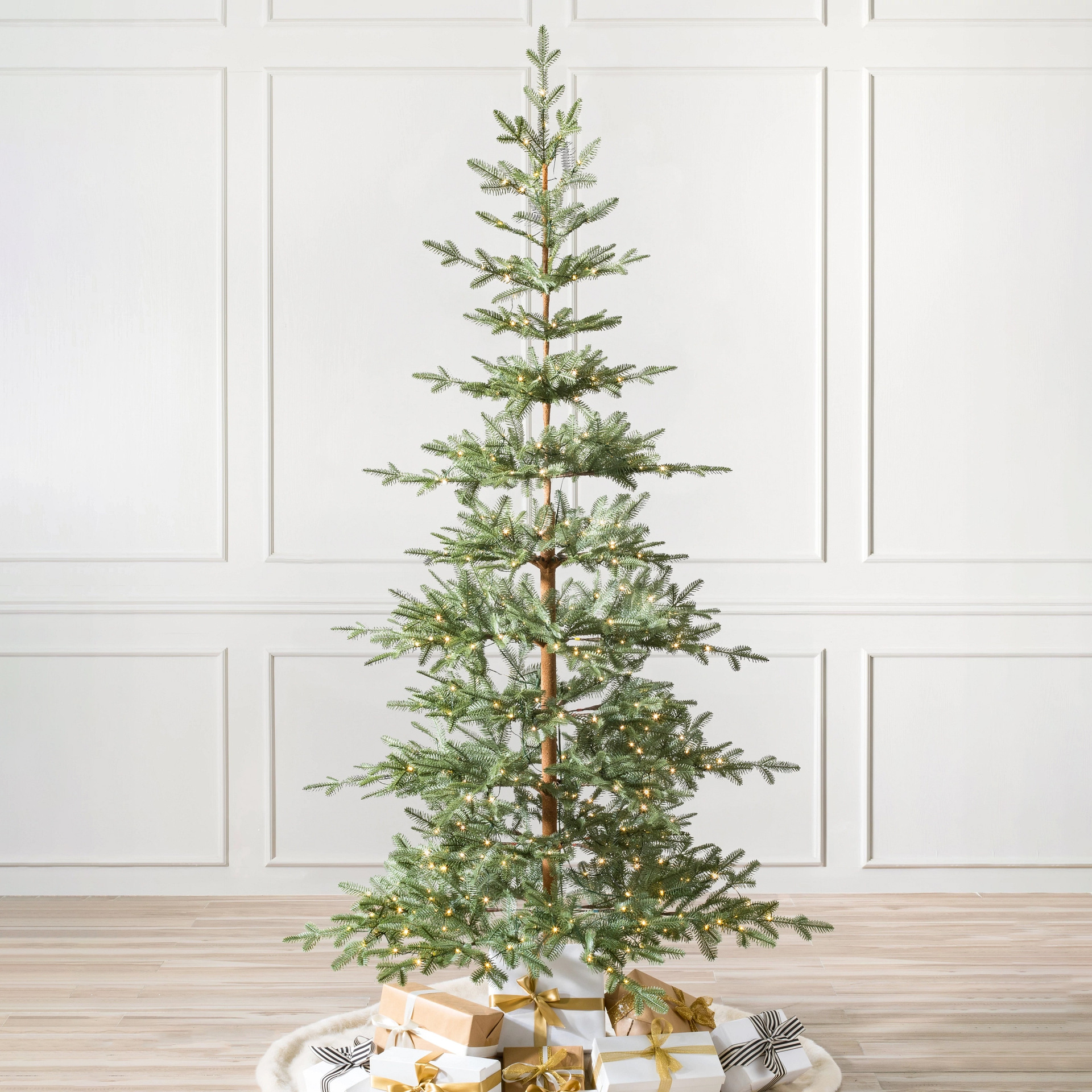 Árbol de Navidad verde de abeto hecho de material PE con luces blancas cálidas para decoración navideña del hogar y hoteles, abeto decorativo de Navidad.