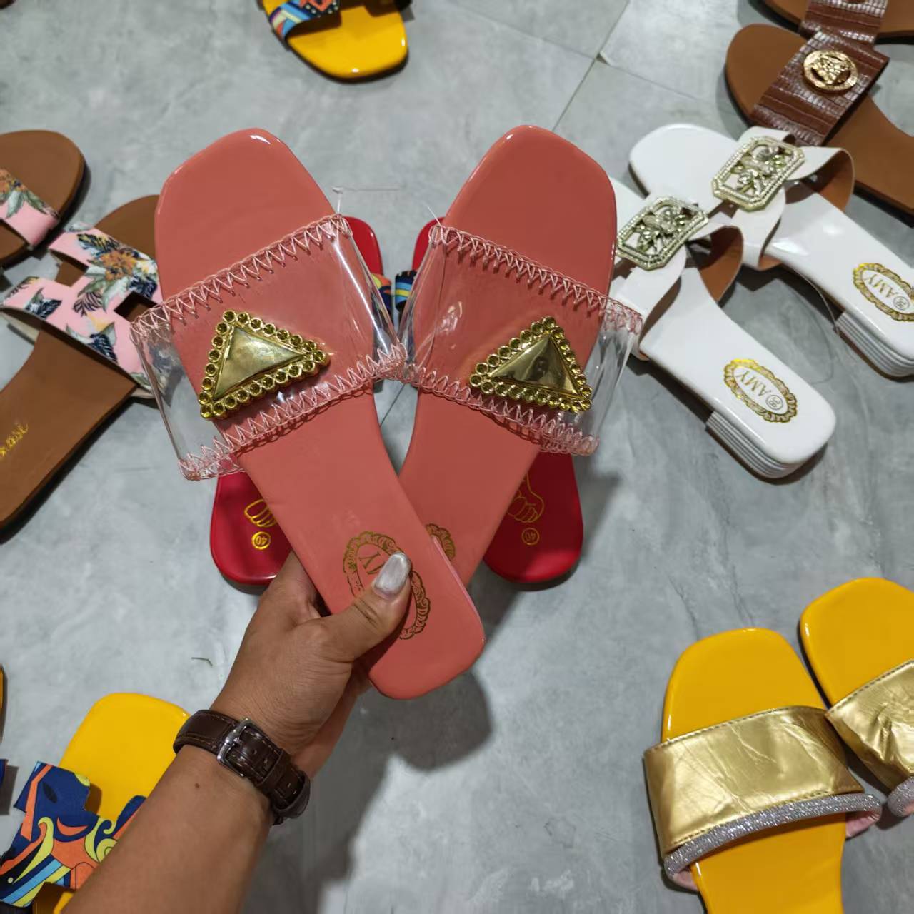 Transfronterizos zapatillas de fondo plano de gran tamaño para mujeres de verano nuevos zapatos europeos y estadounidenses zapatillas de hebilla para mujeres de comercio exterior