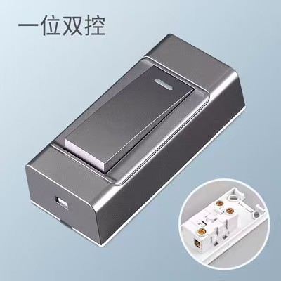 明装のベッドの上のスイッチの手は旧式の線のコンソールの明かりのスイッチのボタンをつまんで圧力式の電線の電灯の小さいスイッチを押します。|undefined
