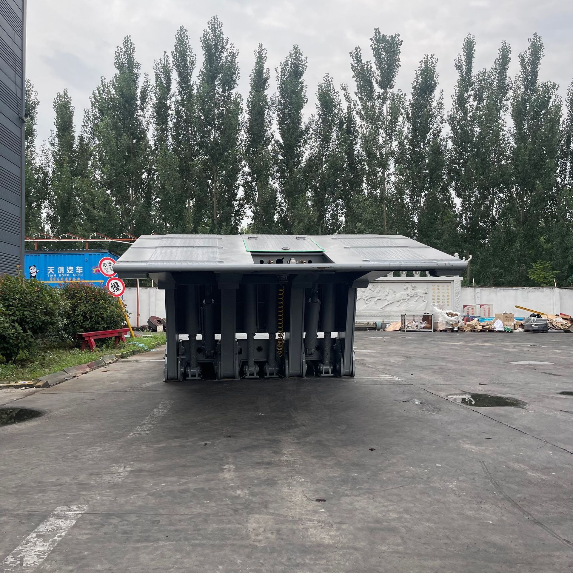 The Factory Supplies and Sells Special Low-Bed Semi-Trailers for Heavy Machinery Transport, Foldable Gooseneck Trailers with Powerful Engines