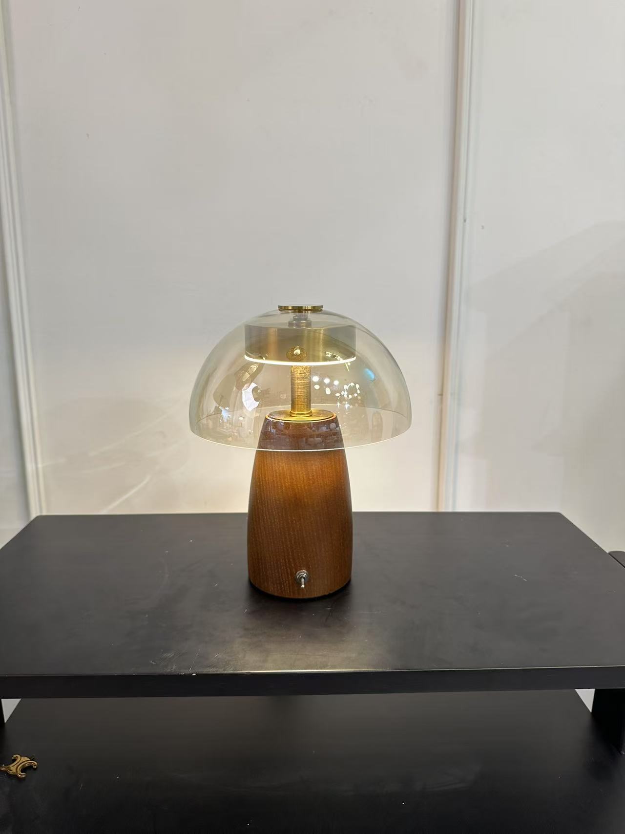 Lámpara de mesa de alta gama de estilo antiguo 2025 nuevo estilo francés retro luz de lujo habitación luz luz ambiente lámpara de noche de dormitorio