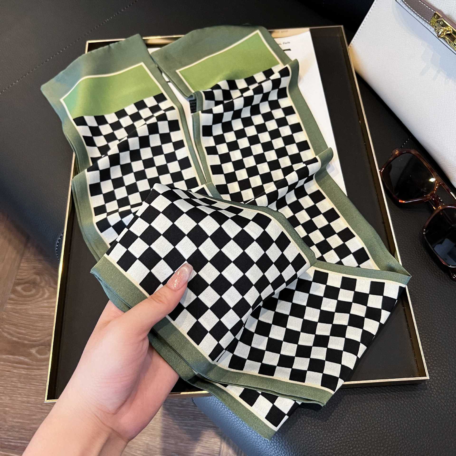 Nueva bufanda de seda pequeña banda larga estrecha para el cabello mujer estilo primavera y otoño moda madre bufanda estilo verano estilo fino serpentina bufanda al por mayor