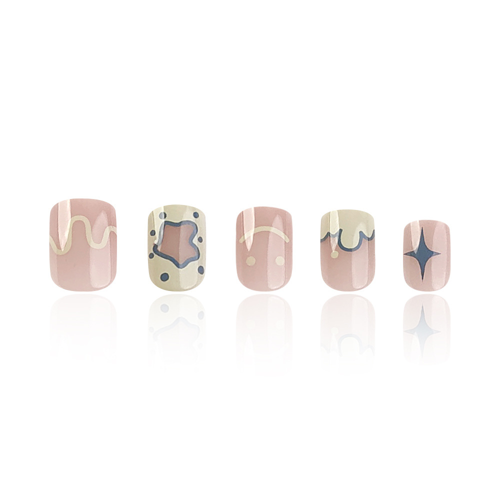 Corazón encantador y suave de una niña usando uñas pintadas en blanco y rosa de dibujos animados de uñas 24 piezas de uñas falsas acabadas venta directa
