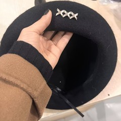 秋冬の女性用ブラックベレー帽、韓国風多用途ウール暖かい顔見せ小帽子、頭囲が大きいベレー帽