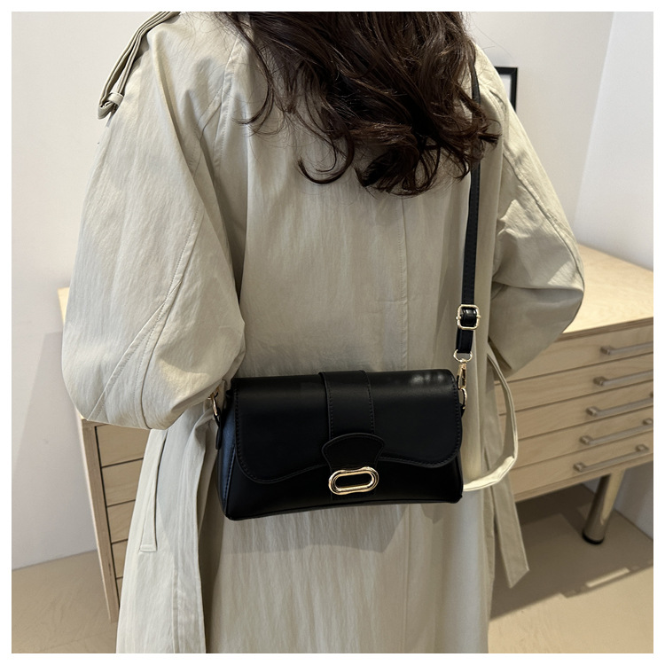A casual and stylish small bag for women, a new 2024 fashion single-shoulder underarm bag, a retro and fashionable commuting crossbody small square bag undefined