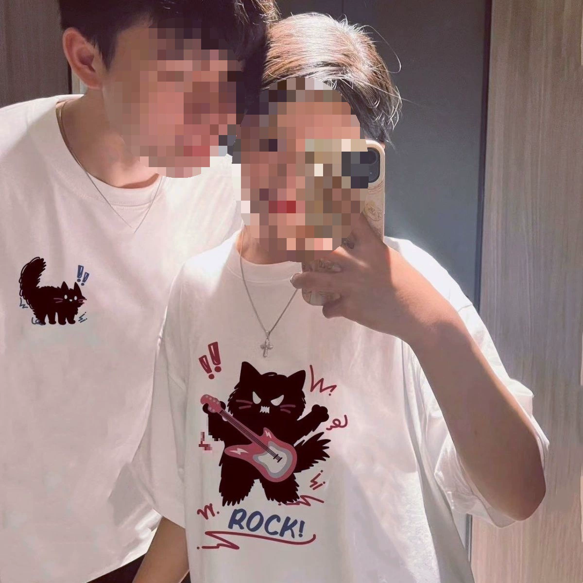 Специальные парные наряды 2025: новые летние футболки, нишевые модные бренды, короткие костюмы, разные образы интернет-знаменитостей