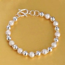 ������y�r�ЈA��һ��һɳ���Ů���s�������Ʒֱ�����؛Դ���l