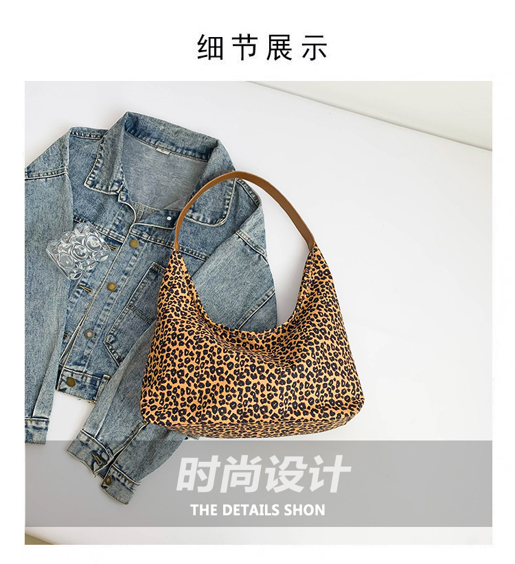 A new minimalist canvas bag with a large capacity in Korean fashion, a leopard print commuter single-shoulder crossbody bag Application Scenario