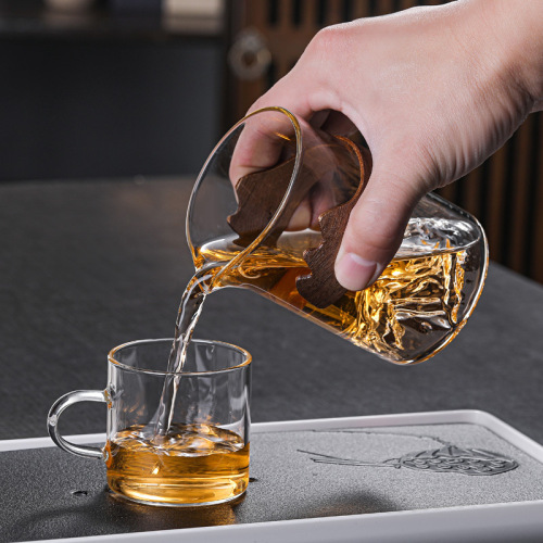 Japanese-style glass fair cup Kung Fu tea sea and mountains mountain view male cup walnut wood chip male cup large tea divider male cup