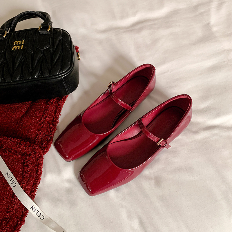 2025 nuevo estilo francés retro cabeza cuadrada con Mary Jane Baotou sandalias mujeres zapatos de ballet de charol rojo mujeres