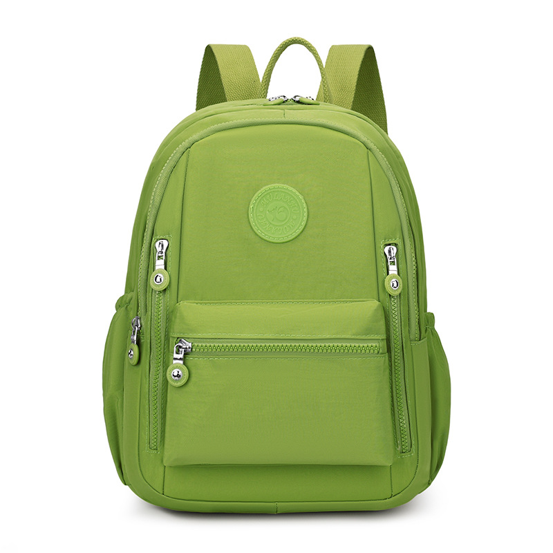 Mochila femenina 2025 nueva mochila de viaje de moda de gran capacidad, ligera tela de nylon casual y bolso de hombro