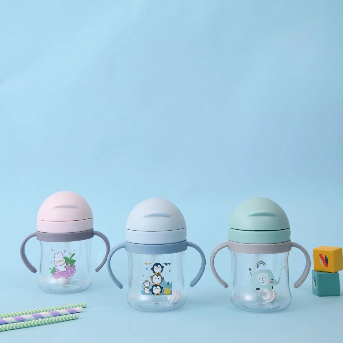 Taza de agua infantil encantadora taza de paja de plástico de dibujos animados para niños de jardín de infantes bebés taza de agua portátil resistente a la caída de verano