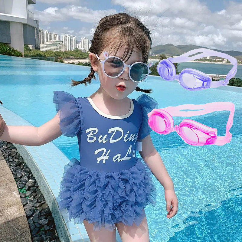 Niña trajes de baño azules con gafas de baño