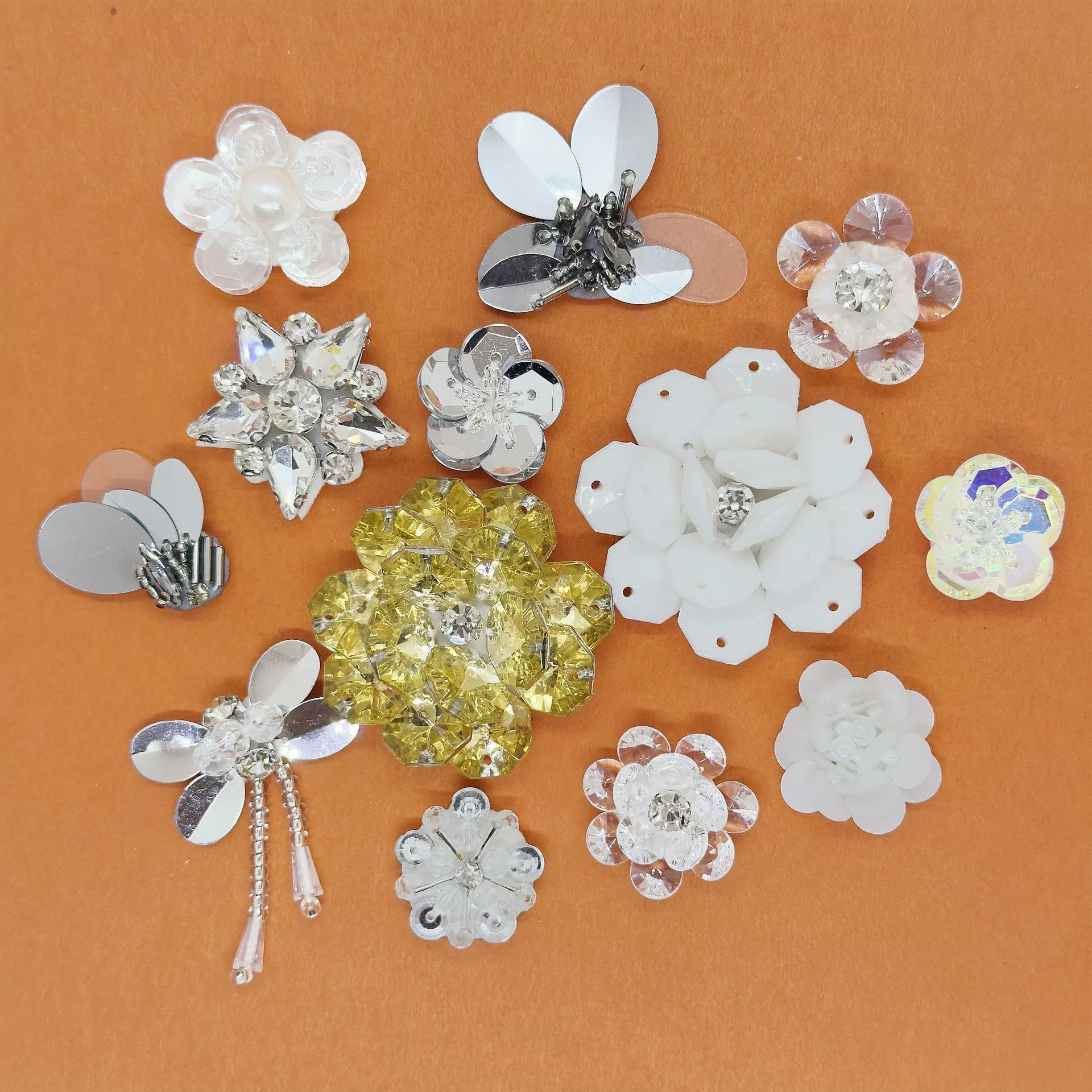 Готовые бусины от производителя, пайетки, маленькие цветочки ручной работы, наклейки для одежды, аксессуары для одежды своими руками