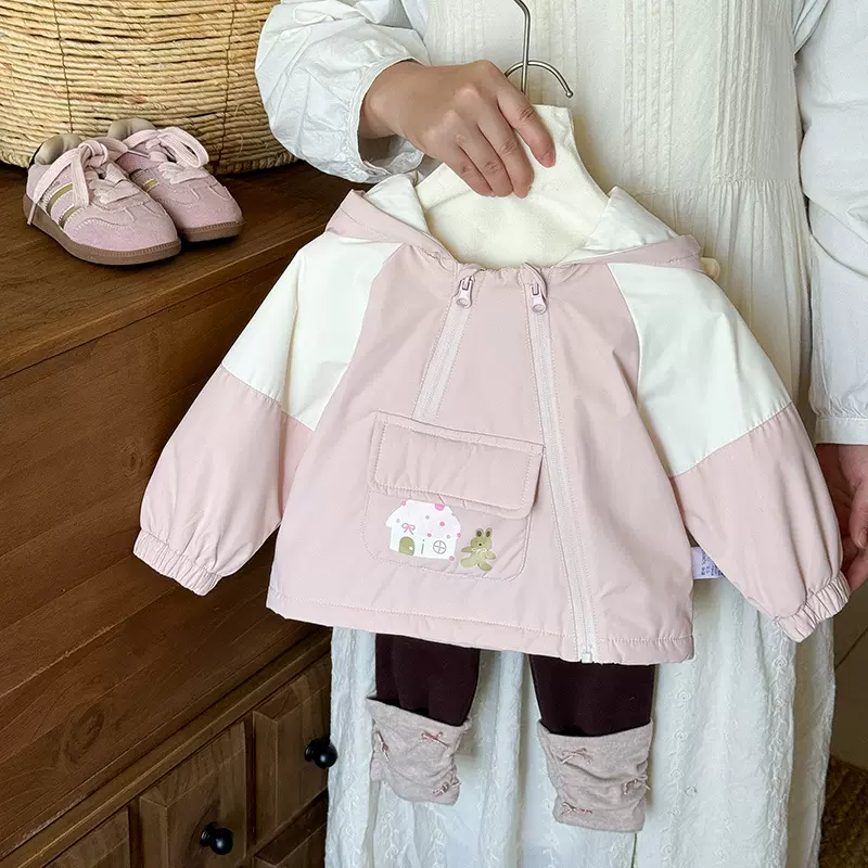 女宝冲锋衣秋季新款女童三防连帽外套婴幼儿卡通外出衣服长袖 a类