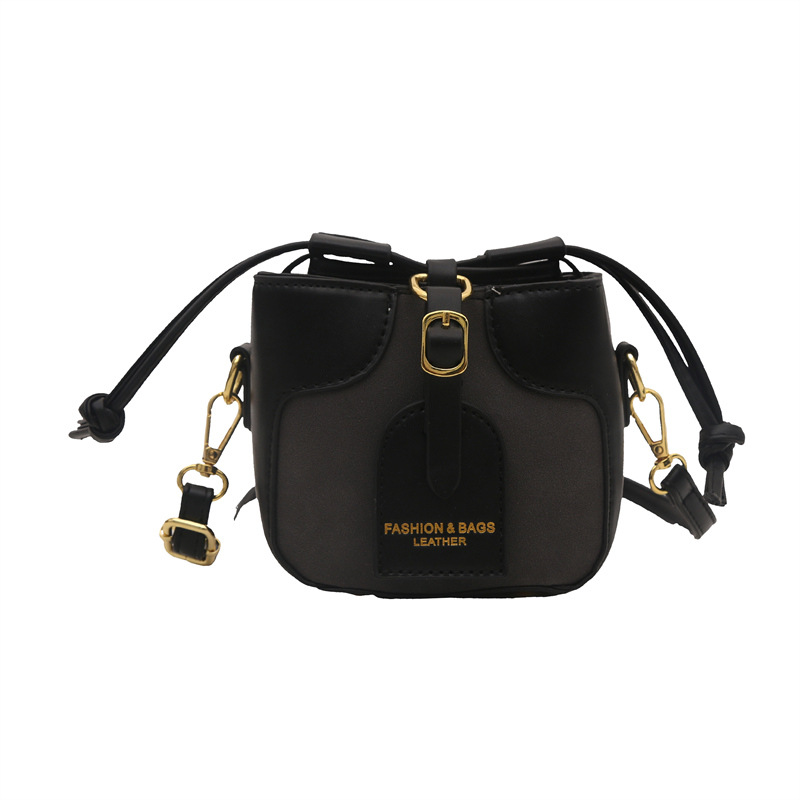 Bolso negro desnudo