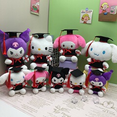 卒業シーズンのサンリオのぬいぐるみ